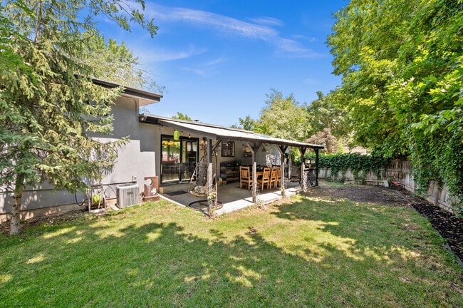 Building Photo - 1542 Fieldcrest Ln