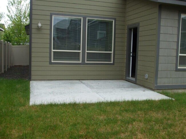 Building Photo - Beautiful  4 bed, 2.5 bath 2 car with extra deep bay and an additional office