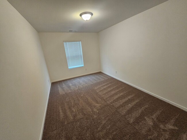 Building Photo - Townhome in great Concord community