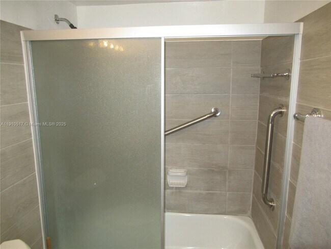 Building Photo - 581 Blue Heron Dr