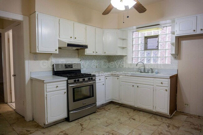 Building Photo - 3841 N Sawyer Ave
