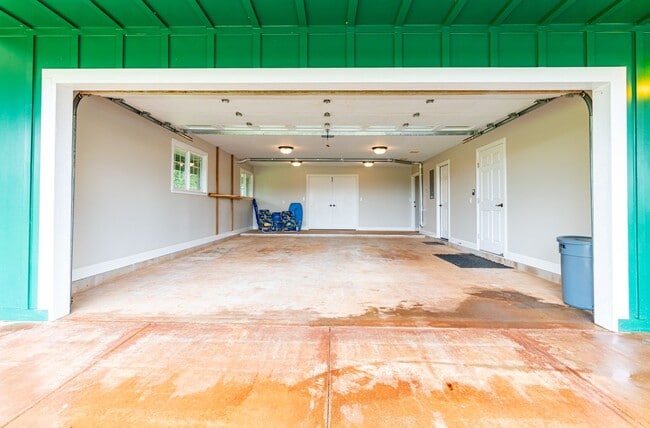 Building Photo - Estate on 1 acre 3 bedroom 2.5 baths and attached 2 car garage