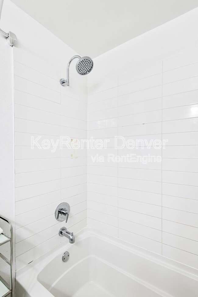 Building Photo - 2409 Tremont Pl