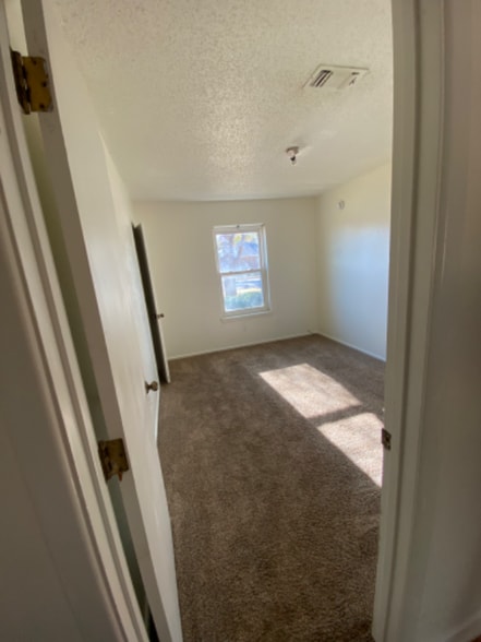 Building Photo - 1110 S Cedar St