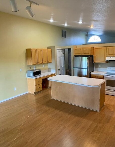 Building Photo - 4853 N Anchor Ave