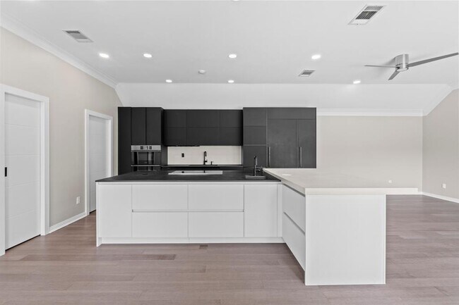 Building Photo - 9309 Bluegrass Dr