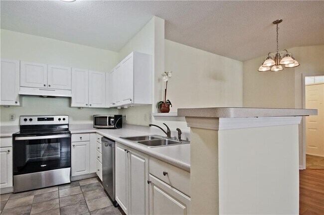 Building Photo - 8102 Woodland Ln