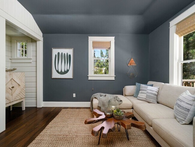 Building Photo - Gorgeous Victorian Home Ready to Rent! Hug...