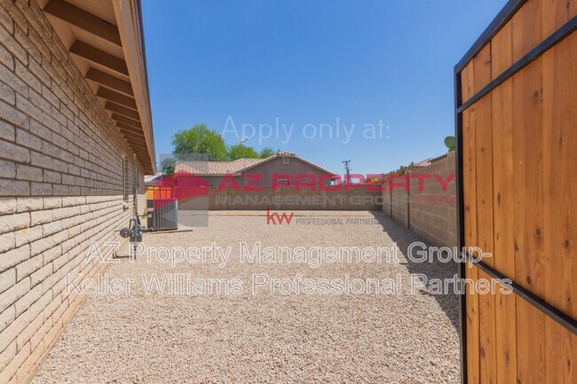 Building Photo - 7660 W Palmaire Ave