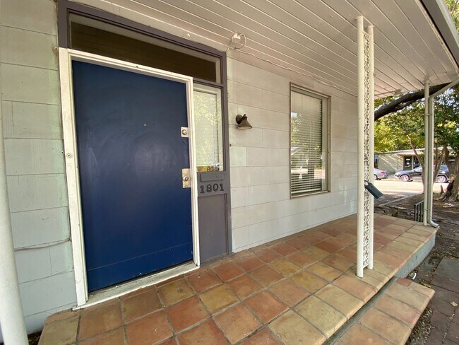 Building Photo - Charming & Updated 3 BR / 2 BA House Downtown & Walking Distance to the University of TX / Wood F...