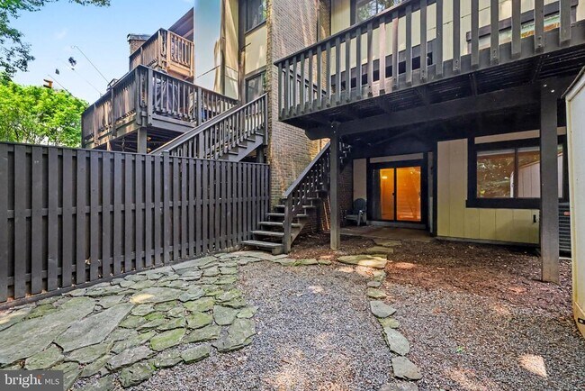 Building Photo - 2105 Glencourse Ln