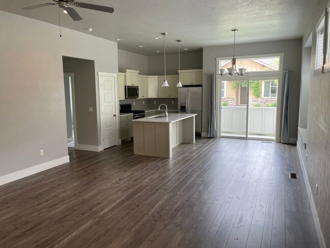 Building Photo - Elegant Single-Level Villa in Sought-After...