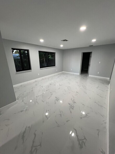 Building Photo - 285 NE 43rd St