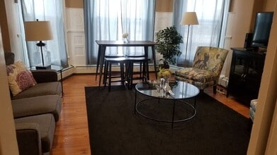 Building Photo - Large 1 Bed Minutes from BU!! (No Broker Fee)