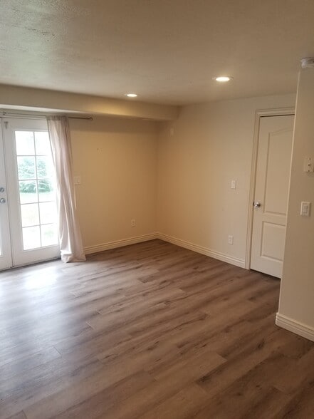 Livingroom 3 - 39 N Archmore St