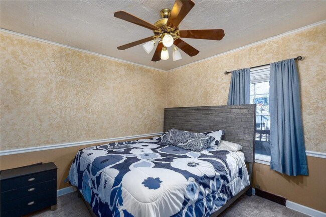 Building Photo - 5-Bedroom, 2-Bath Rental Home in Urbandale...