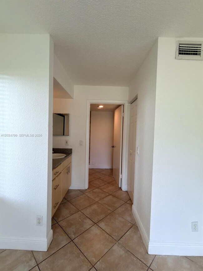Building Photo - 1025 Coral Club Dr