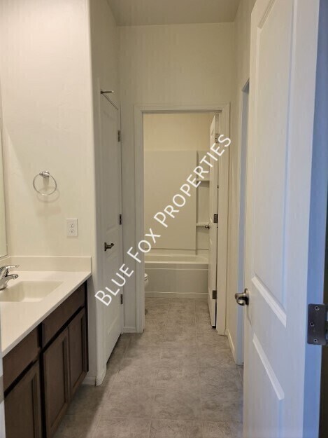 Building Photo - 5525 W Lazy Farm Dr