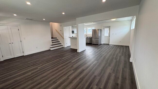Building Photo - 566 N Elberon Ave