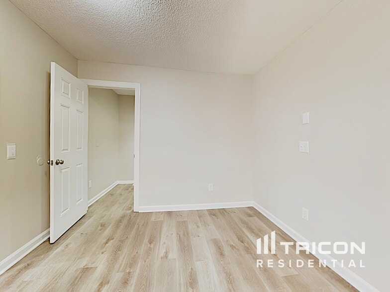 Building Photo - 615 Flicker St