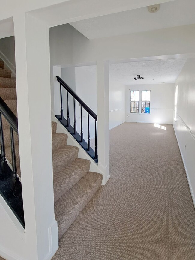 Building Photo - 3870 Gateview Pl