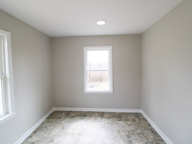 Building Photo - Rental with Country Setting!