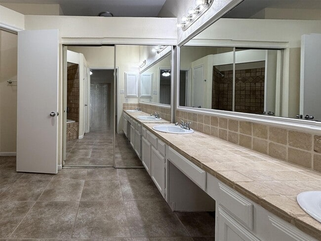 Building Photo - 31 N Lakeridge Cir