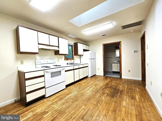 Building Photo - 809 Hanson St