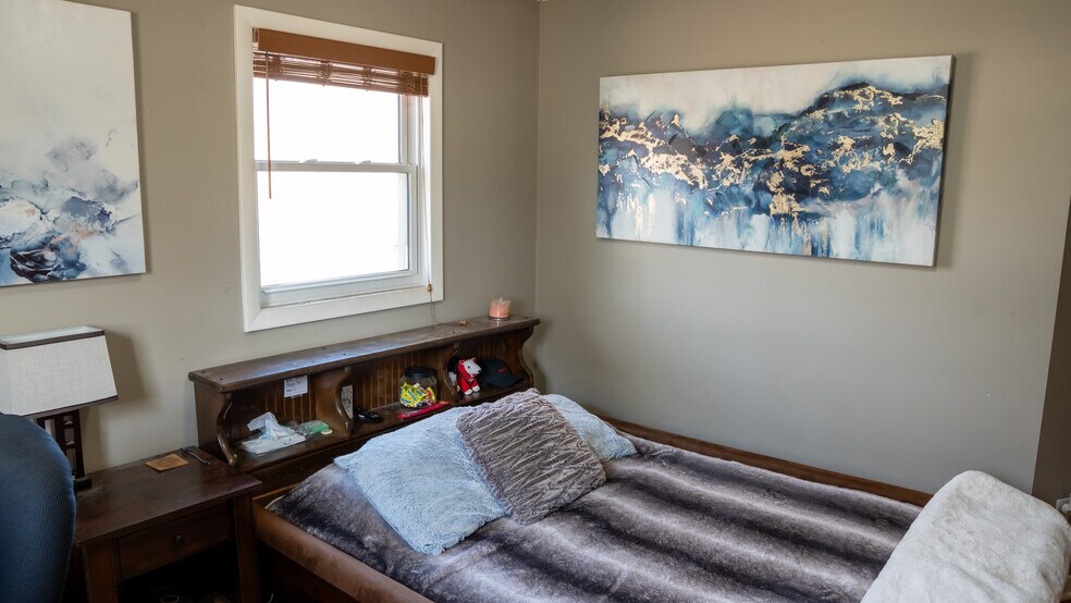 Master Bed 2 - 5864 Quebec Ave N