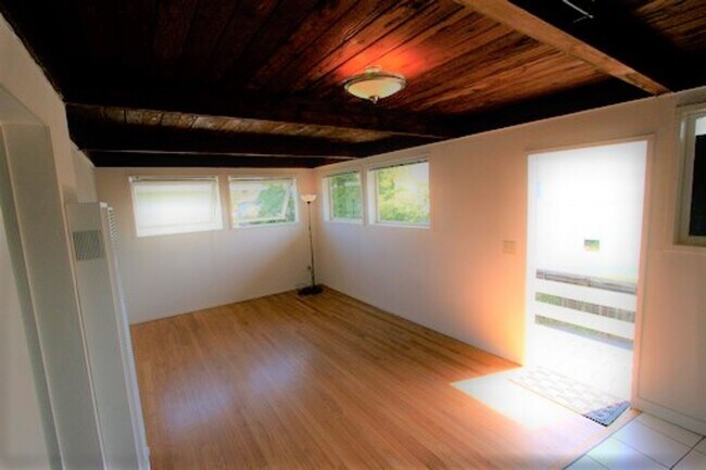 Building Photo - Private, sunny top floor 1BD/1BA unit in a gated community, and only three blocks from N Berkeley...