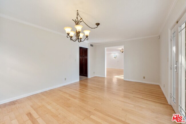 Building Photo - 807 E Orange Grove Ave