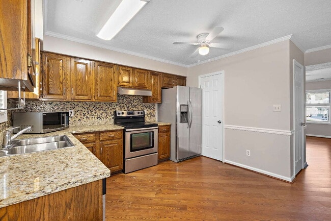 Building Photo - Victoria Station Townhouse