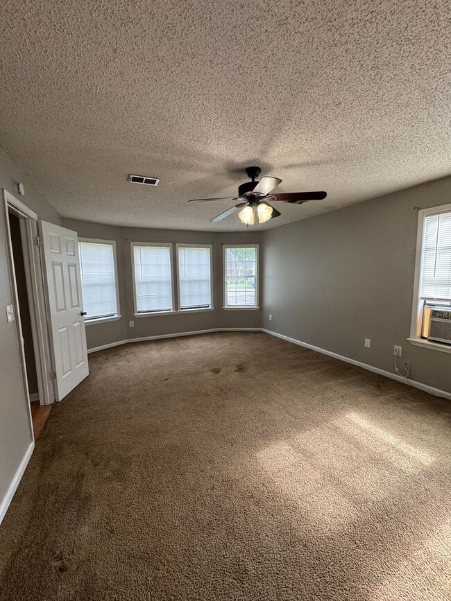 Building Photo - 3 Bed / 2 Bath off of South Caraway Available Now