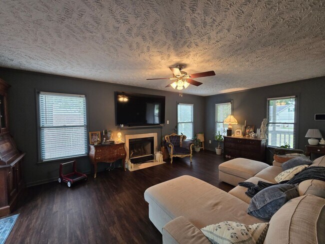 Building Photo - 111 Greentree Dr