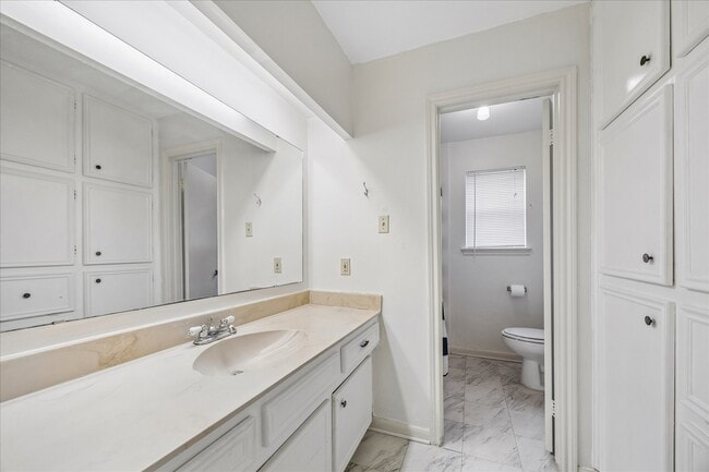 Building Photo - 11926 Waldemar Dr