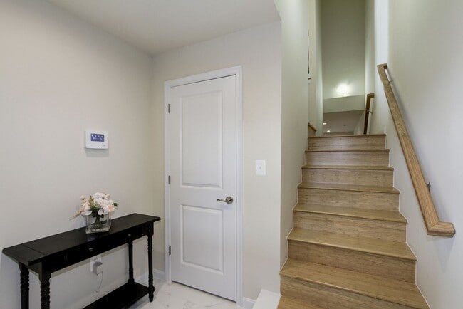 Building Photo - Gorgeous and Spacious Renovated 4br/3.5ba ...