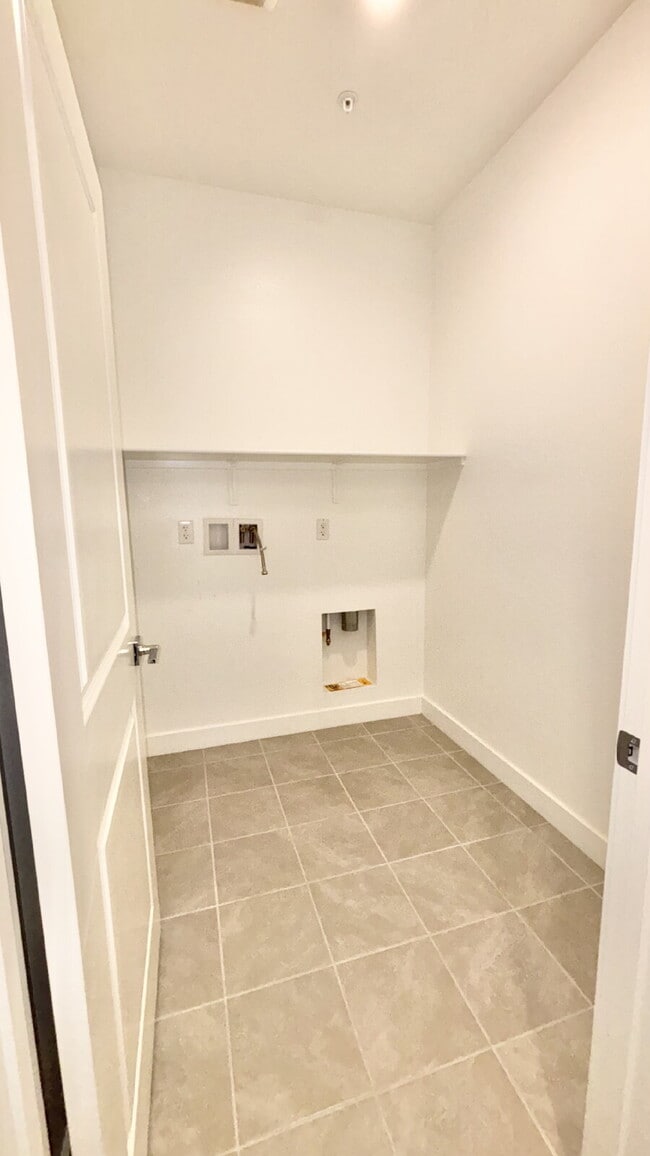 Building Photo - 4 Bedrooms Available University Park