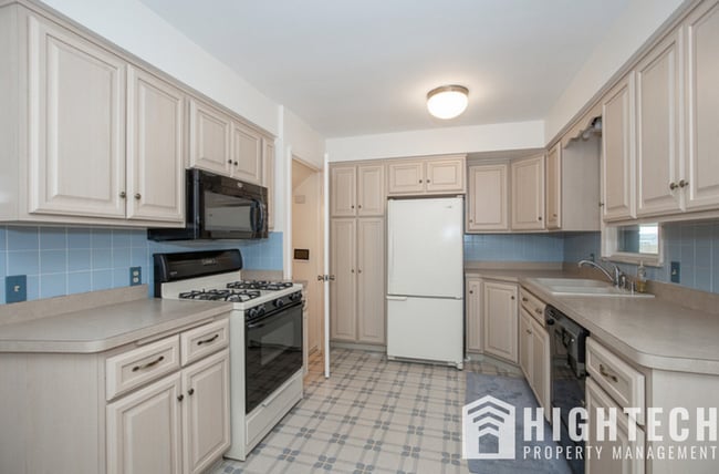 Building Photo - 3 bedroom/1 bath! PARMA!!