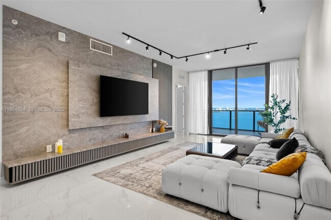 Building Photo - 700 NE 24th St