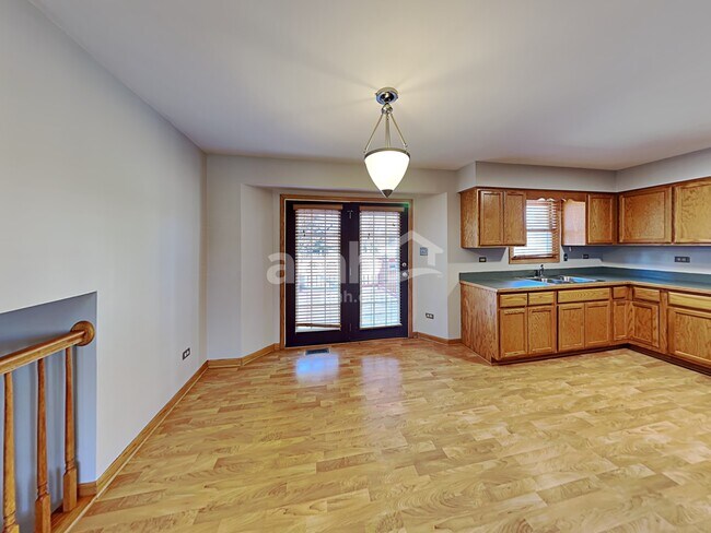 Building Photo - 1509 Bassett Dr