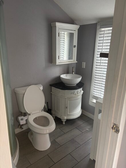 Bidet and sink - 582 N Volusia Ave