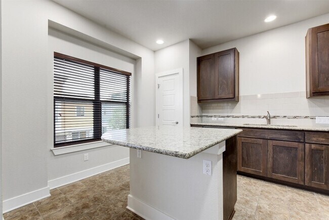 Building Photo - 1504 Lorraine Loop