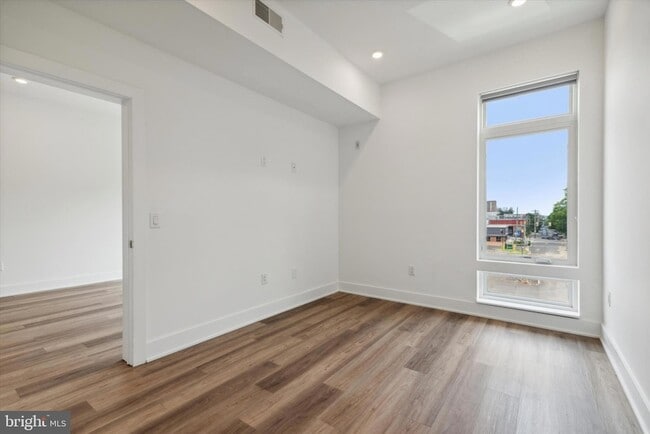 Building Photo - 5545 Pulaski Ave