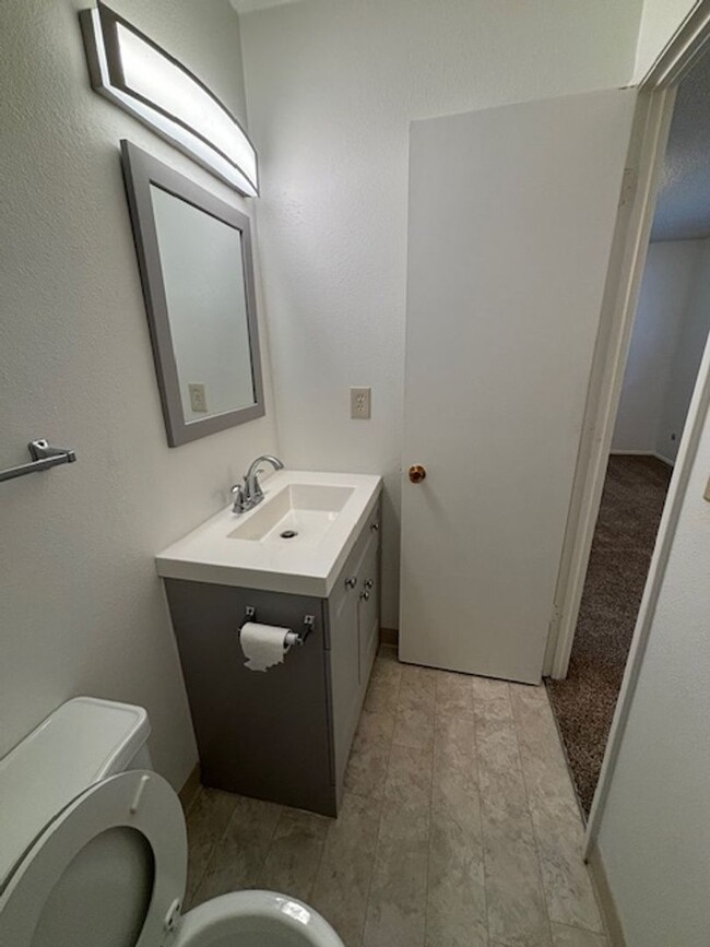 Building Photo - Updated 2 bd/3ba Townhome in Lakewood