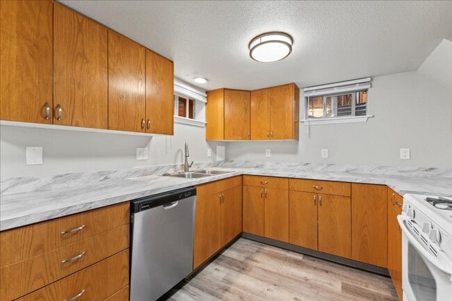 Building Photo - 1 Bedroom 1 Bathroom Basement Apartment on...