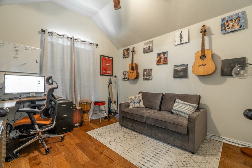 Building Photo - 212 Cowans St