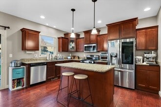 Building Photo - 2 story 4 bedroom 3.5 bath