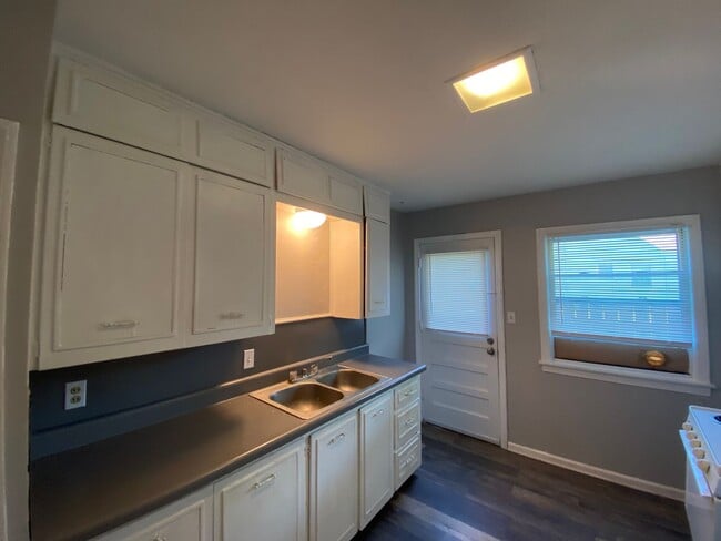 Building Photo - $795- 2 bed 1 bath - Spacious Duplex