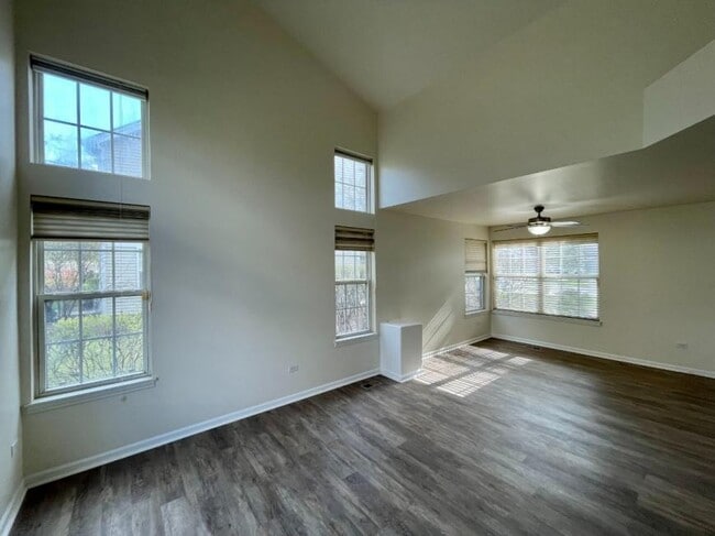 Building Photo - 2 bedroom in CAROL STREAM IL 60188