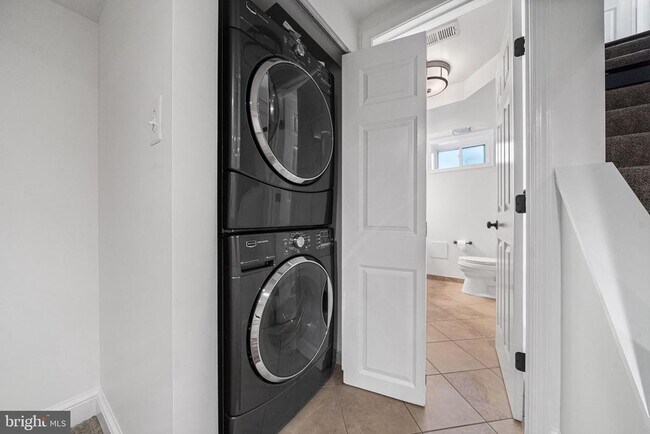 Building Photo - 2718 S June St